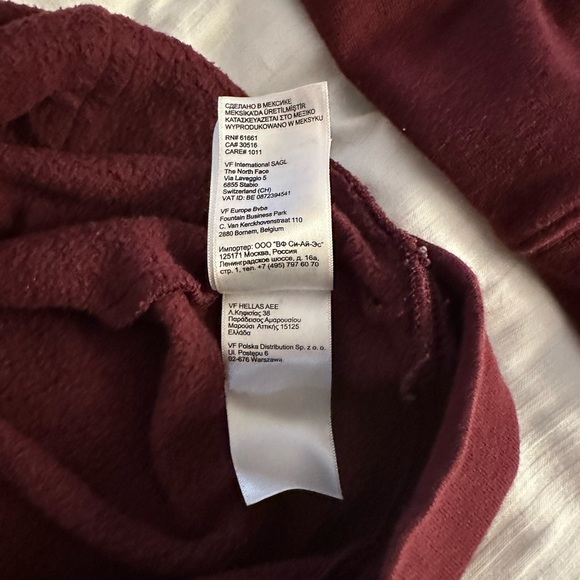 The North Face large burgundy hoodie. - Picture 8 of 15